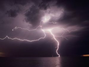 lightning-over-water_270_600x450