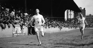 eric-liddell-olympic-gold-race1924sm